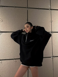 Felpa oversize nera da donna con mezza zip e ricamo Chronic stile urbano