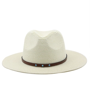 Dettaglio della corona del cappello fedora e cinturino in pelle con perline turchesi