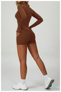 Vista posteriore del set yoga caramello con maglia a maniche lunghe e pantaloncini a vita alta