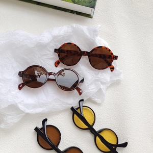 Elegant retro round sunglasses for women with leopard print and multi-colored lenses