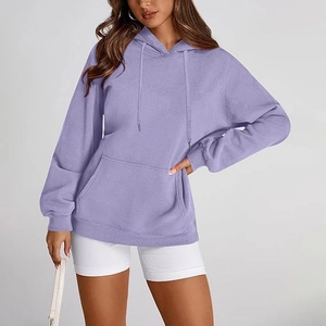 Détail d'un sweat à capuche lilas oversize avec épaules tombantes et poche frontale