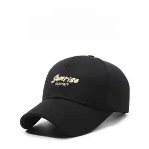 Dettaglio del cappellino da baseball nero con ricamo dorato e struttura a 6 pannelli