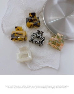 Set of 5 geometric tortoise shell hair claws in resin and acetate finish