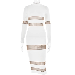 Détail de la robe moulante blanche à manches longues avec bandes en mesh transparent et col montant