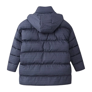 Détail de l'arrière d'un manteau bouffant bleu à capuche avec motifs ovales noirs