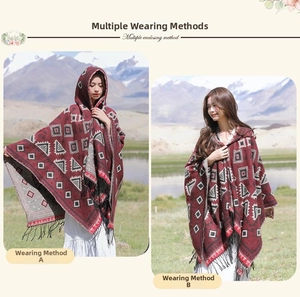 Cape poncho ethnique rouge vin à capuche avec franges montrant deux styles de port différents