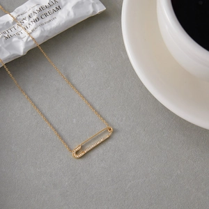 Dettaglio della collana a graffetta in acciaio inossidabile placcato oro 18K con cristalli