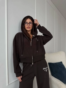 Détail de la broderie Bonnerie sur l'ensemble sweat à capuche marron et jogging