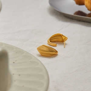 Eleganti orecchini a forma di conchiglia dorata in acciaio inossidabile su tessuto