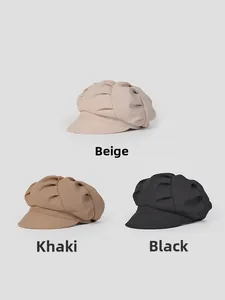 Détails de casquettes gavroche en beige, kaki et noir avec couronne à plis