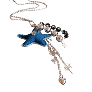 Collier avec pendentif étoile en denim bleu avec glands en perles et breloques cœur