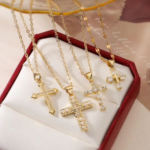 Set di quattro collane a croce placcate oro 18 carati con zirconi e perle in confezione