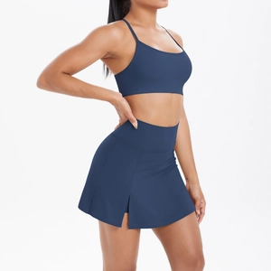 Détail de la brassière bleu marine et jupe-short à taille haute avec fente latérale