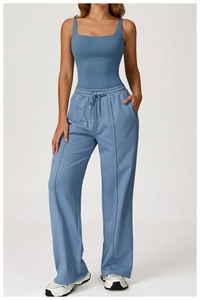 Gros plan sur le débardeur de sport bleu-gris à col carré et pantalon large assorti
