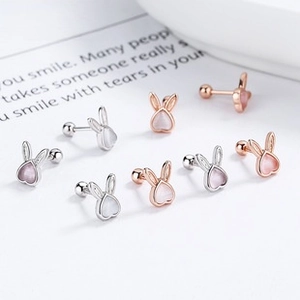 Nahaufnahme der 925 Sterling Silber Hasen-Ohrstecker mit Herz Katzenauge Einlagen