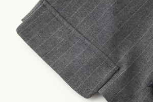 Vue macro du tissu gris foncé à rayures montrant la texture et les coutures de précision
