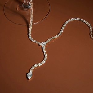 Élégant collier en Y en acier titane doré avec zircon serpent et pendentif en forme de poire