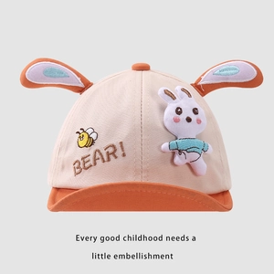 Detail der Baby-Baseballkappe mit 3D-Hasenohren und gestickter Honigbiene auf der Front