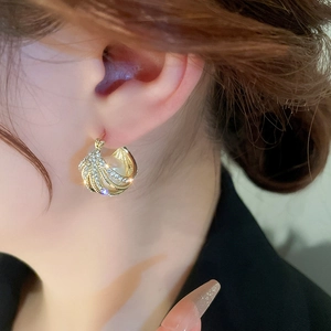 Boucles d'oreilles de luxe françaises dorées avec perles et diamants sur mannequin