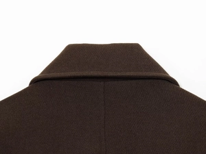 Détail du manteau marron foncé avec texture en sergé de laine et design du col