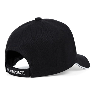 Détail de la sangle réglable avec broderie U.S. AIRFORCE sur une casquette de baseball noire