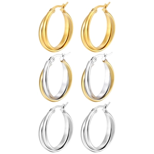 Dettaglio di tre paia di orecchini a sfera placcati in oro 18K e argento intrecciati