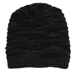 Gros plan sur un bonnet d'hiver en tricot épais avec motif croisé et bordure côtelée