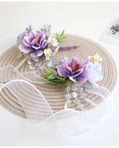Détail d'une boutonnière violette artificielle avec rubans de soie et marguerite blanche