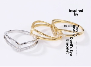 Detail of V-shaped double-layer rings with zircon stones in gold and silver finish