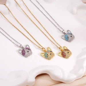 Colliers avec pendentifs bouledogue français en or et argent avec zircons colorés