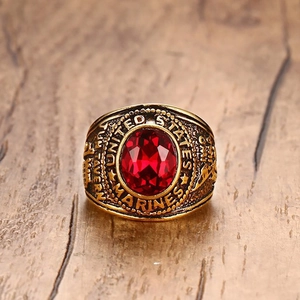 Détail de la pierre précieuse rouge et gravure United States Marines sur la bague aigle en or
