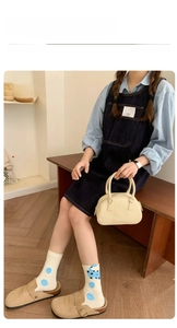 Dettaglio di calze bianche in cotone con orecchie di animali 3D e pois blu da donna