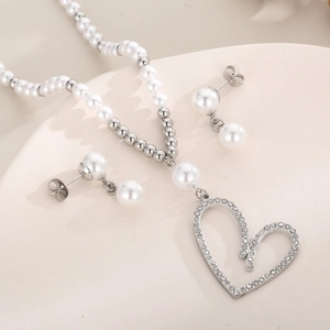Ensemble collier pendentif cœur évidé avec perles et boucles d'oreilles assorties
