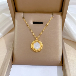 Collana minimalista in acciaio al titanio dorato con pendente a conchiglia su seta bianca