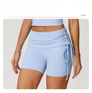 Detailansicht der hellblauen Yoga-Shorts mit seitlichem Kordelzug und nahtlosem Frontdesign