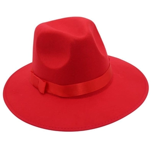 Détail d'un chapeau fedora rouge en feutre avec large bord et ruban de satin assorti