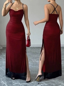 Elegantes weinrotes Kleid mit gerafften Details, Kreuzträgern und Netz-Fischschwanzsaum