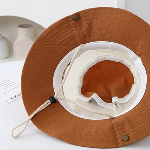 Detalle del sombrero de sol con forro de malla transpirable y cordón de ajuste regulable