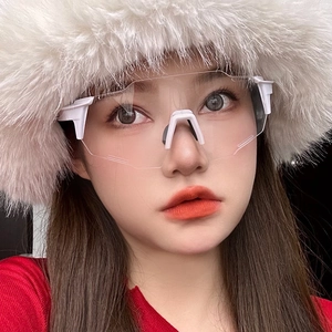 Gros plan de lunettes de cyclisme à monture blanche et verres clairs sur un modèle