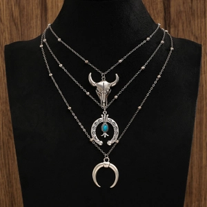 Dettaglio della collana boho con testa di toro, ferro di cavallo turchese e mezzaluna