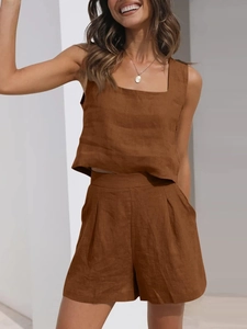 Détail de l'ensemble deux pièces en lin rouille avec haut à col carré et short taille haute