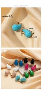 Macro display of colorful teardrop earrings with dimensions 2.64cm and 8.7g weight