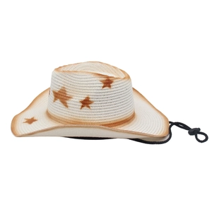 Détail d'un chapeau de cow-boy en paille blanche avec étoiles brunes et cordon coupe-vent