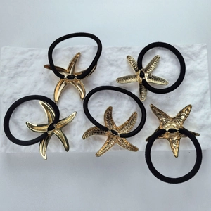 Five-piece set of gold starfish charms on black high-elastic hair ties for ponytails