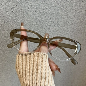 Detailansicht der Cat-Eye-Brillenfassung in zweifarbigem Braun und transparentem Acetat