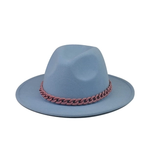 Détail du chapeau fedora bleu ciel avec chaîne décorative en résine rose poudré