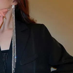 Orecchini a nappa lunga con strass scintillanti e design geometrico a triangolo
