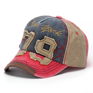 Detail der Vintage-Patchwork-Baseballkappe mit New York 79 Stickerei und Fransenrand