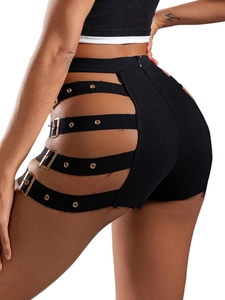 Detailansicht der schwarzen High-Waist-Shorts mit seitlichen Cut-Outs und Schnallen