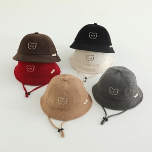 Chapeau bob en velours côtelé pour bébé avec broderie ours et mentonnière réglable